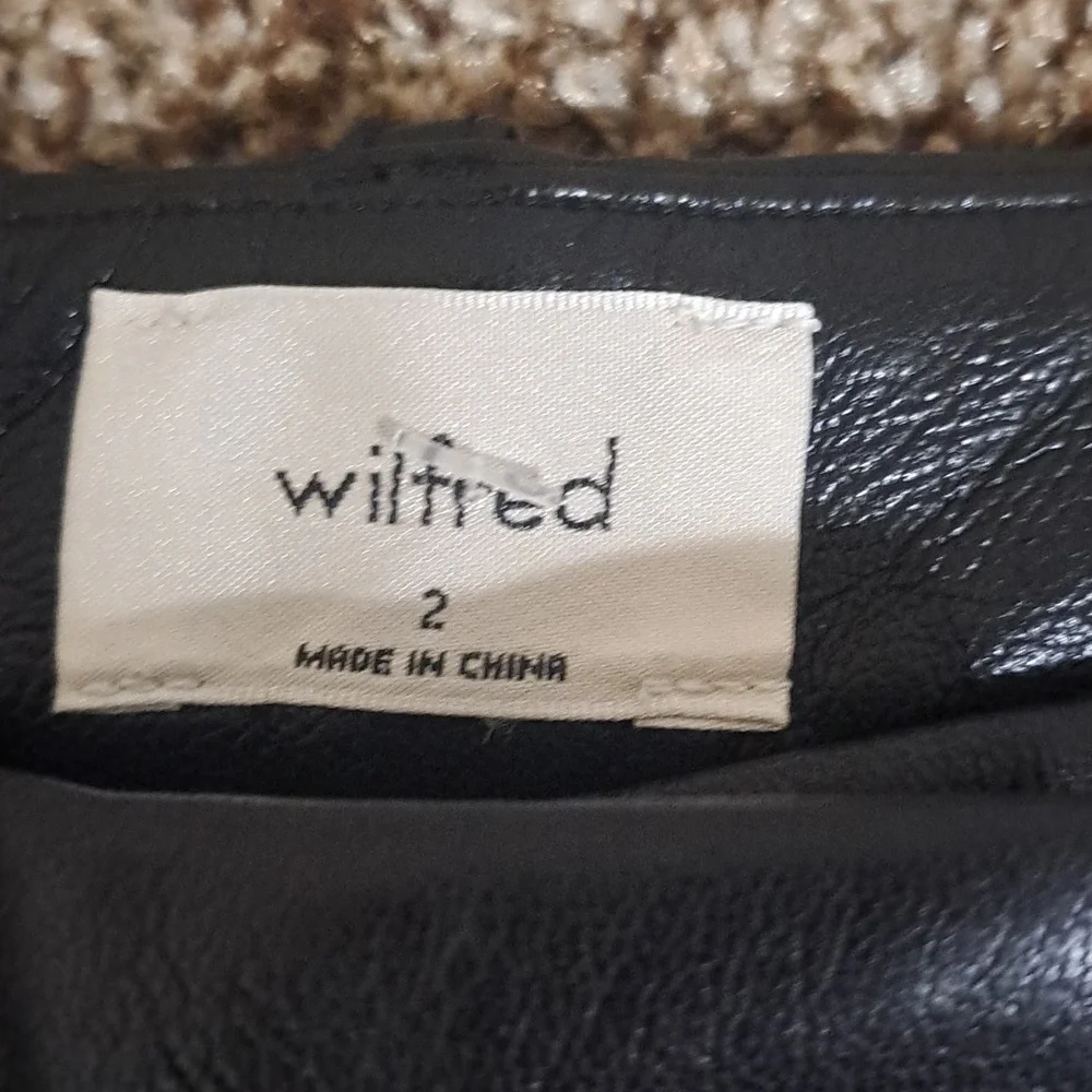 Wilfred Limerick Vegan Leather Pleated Shorts Size 2 Black - Picture 2 of 10